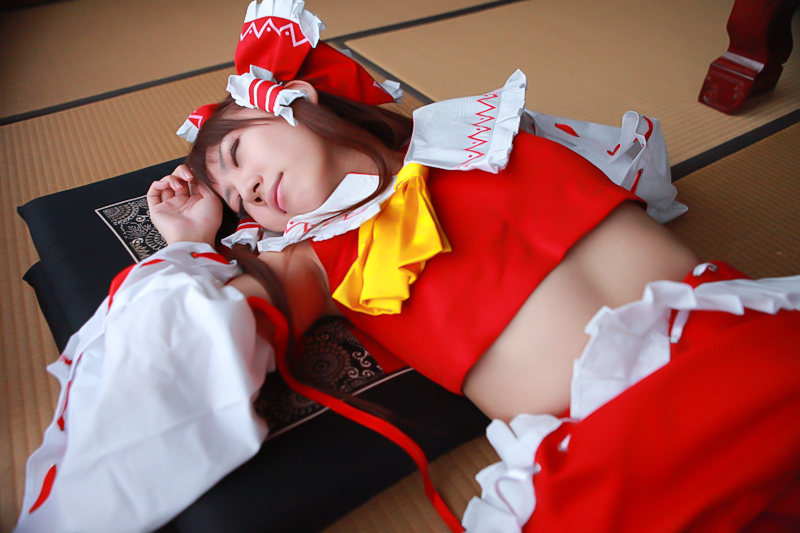 [Cosplay] Reimu Hakurei with dildo and toys - Touhou Project Cosplay